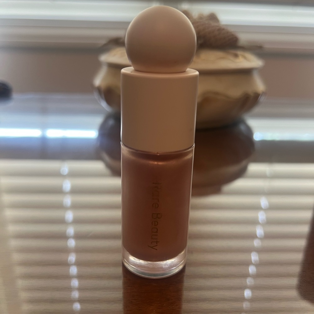Rare Beauty by Selena Gomez Positive Light Liquid Luminizer
Highlight Mesmerize